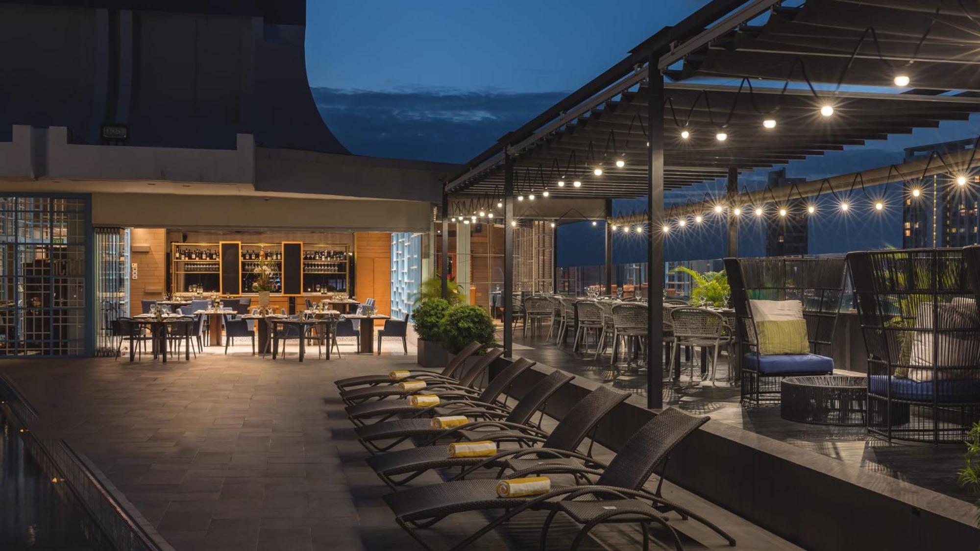 Voco Orchard Singapore By Ihg Экстерьер фото The rooftop pool at the hotel